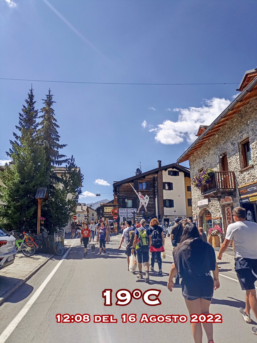 TuttoLivigno's tweet photo. A mezzogiorno lo “struscio” è iniziato già da un po’ in via Plan 😉😊
#livigno #alivigno #tuttolivigno #viaplan #streetphotography #streetview #struscio #beautiful #travel #traveldestination #valtellina https://t.co/iRzGcgVqiZ