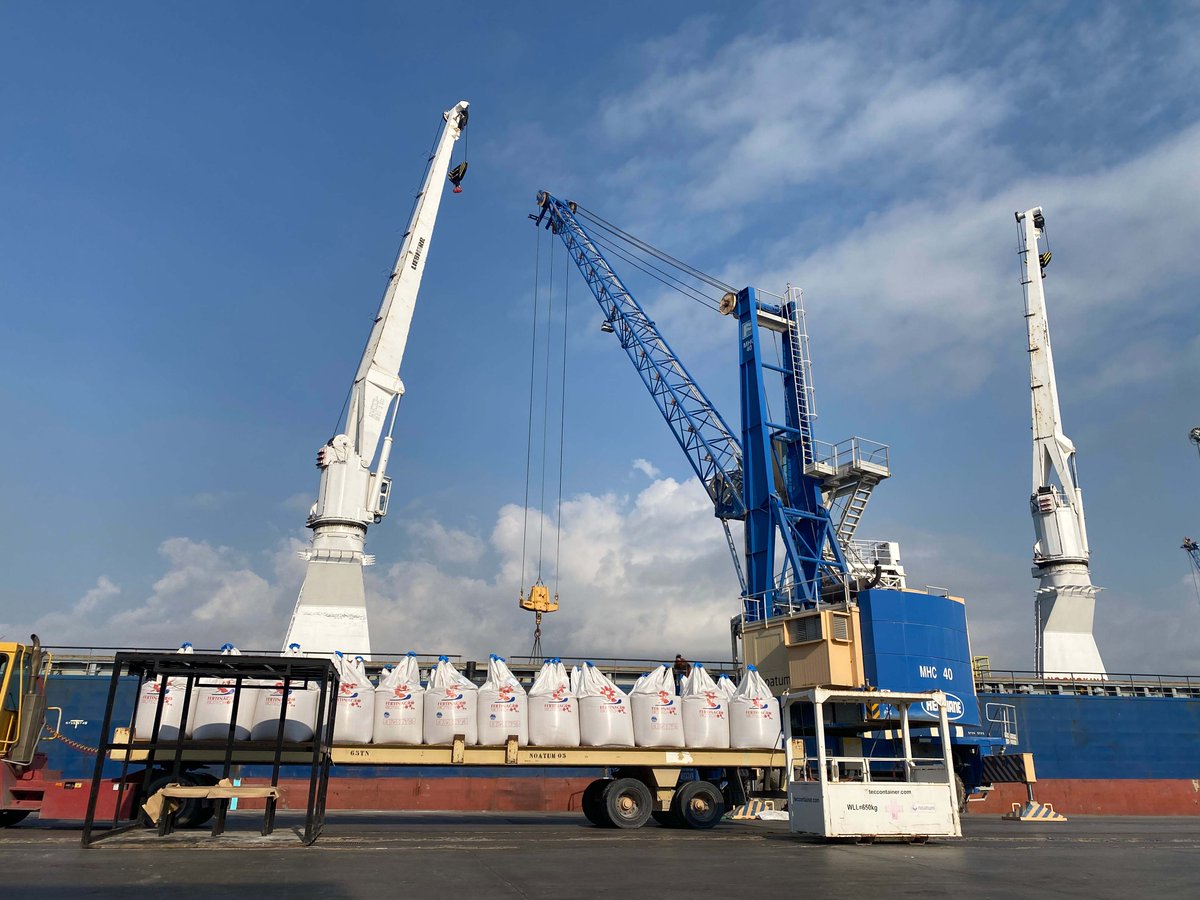 portcastello's tweet photo. ⚓ Hoy nos visita el buque Unistream para realizar la operativa de carga de fertilizantes en big bags en el muelle del Centenario del Puerto de Castellón.
·
·
·
#PortCastelló #PuertodeCastellón #mediterraneanport https://t.co/vH224tXyaa