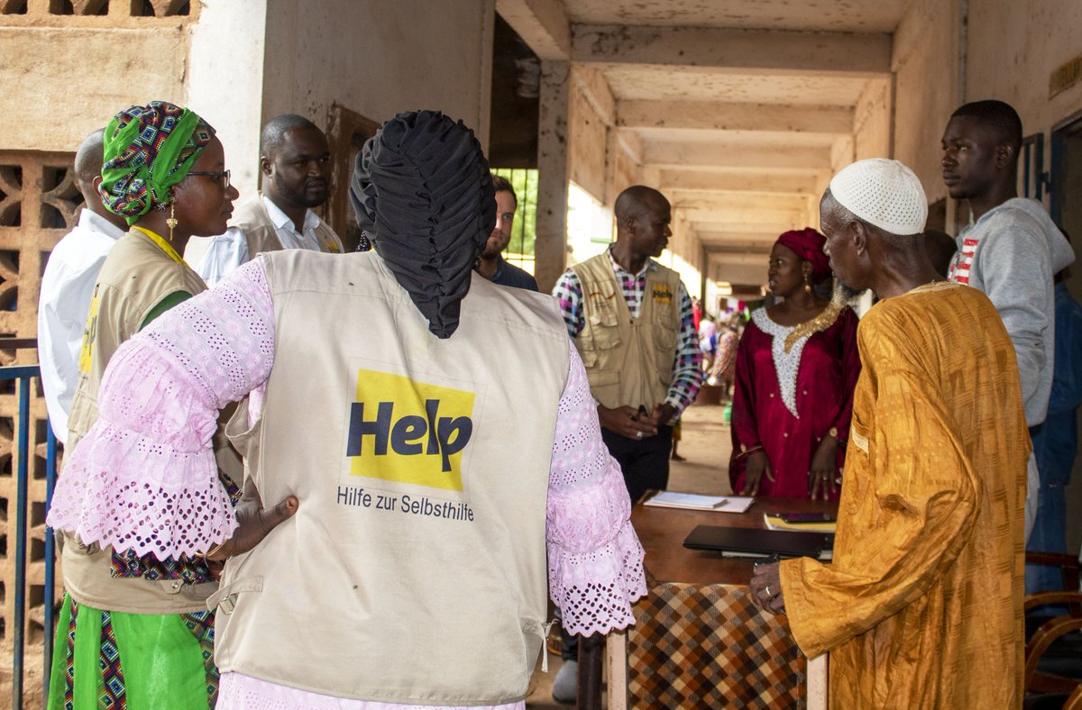help_mali's tweet photo. Ces femmes PDIs se sont organisées en 2 groupements et ont démarré leurs activités de transformation du lait et des céréales sur site #MABILE.
Avec un fonds de roulement alloué par le projet, les bénéficiaires vont continuer leur transformation agroalimentaire sur site #MABILE. https://t.co/9fREUItRTE