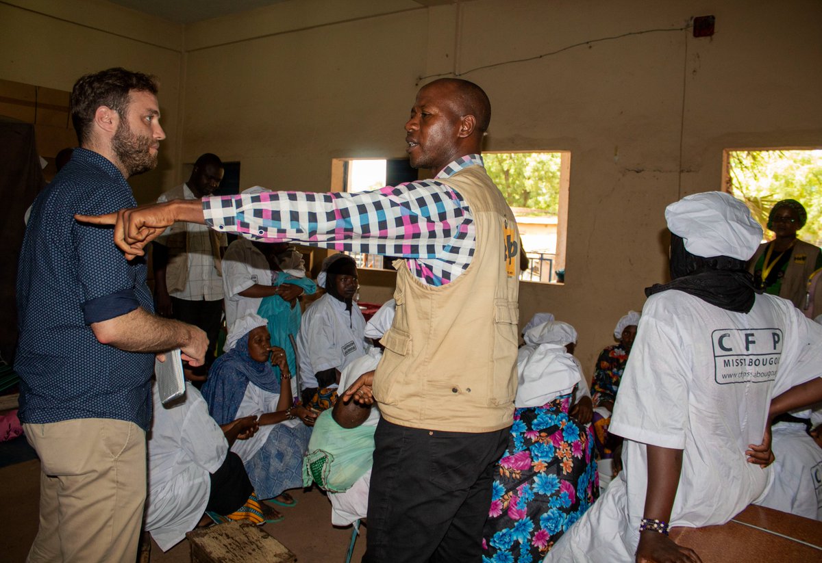 help_mali's tweet photo. Ces femmes PDIs se sont organisées en 2 groupements et ont démarré leurs activités de transformation du lait et des céréales sur site #MABILE.
Avec un fonds de roulement alloué par le projet, les bénéficiaires vont continuer leur transformation agroalimentaire sur site #MABILE. https://t.co/9fREUItRTE