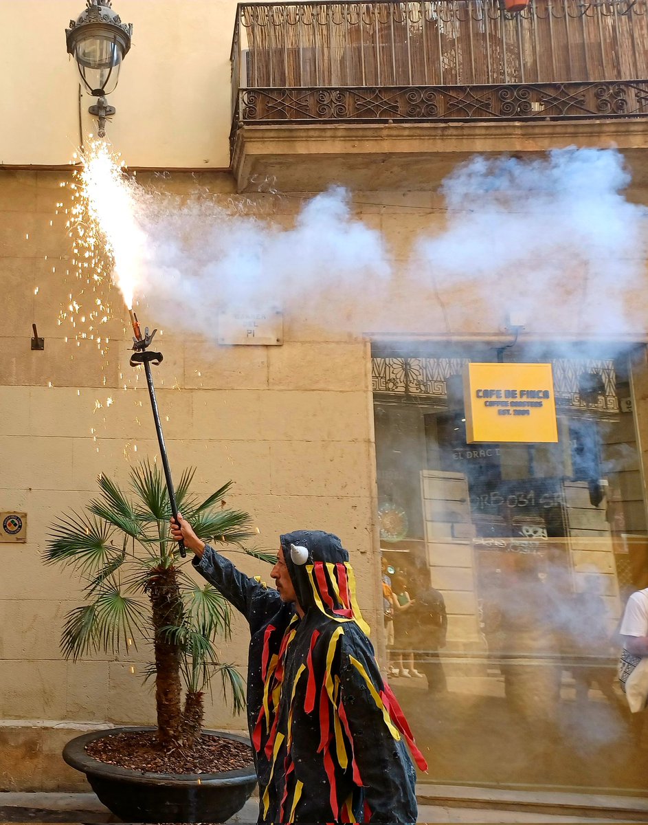 BarnaCentre's tweet photo. Des del bell mig de l'estiu i del cor de la ciutat de Barcelona: glòria i honor a Sant Roc, un any més! I en van 433!! 🖤🌸🐶 #433fmsantroc #culturapopular! 
16 agost #barri #gòtic https://t.co/zYoaT2Derr