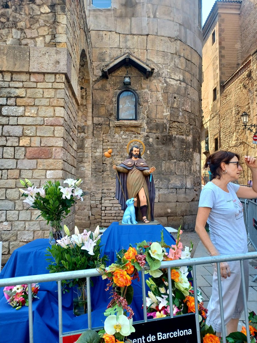BarnaCentre's tweet photo. Des del bell mig de l'estiu i del cor de la ciutat de Barcelona: glòria i honor a Sant Roc, un any més! I en van 433!! 🖤🌸🐶 #433fmsantroc #culturapopular! 
16 agost #barri #gòtic https://t.co/zYoaT2Derr