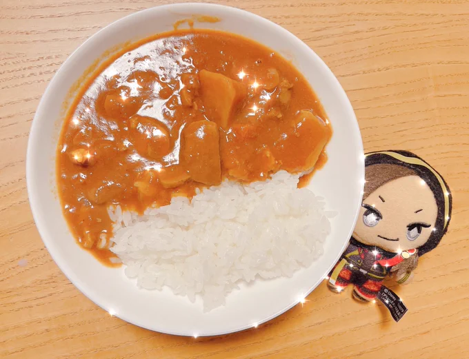 マイルが溜まってたから飛行機会社のオリジナルカレーと引き換えたんだけどなんか想像してたんと違って、枕みたいなドデカパウチで到着したから見て〜〜3kgあるよ〜カレーが家に来たその日から毎日食べてるけど、全然飽きない!めちゃくちゃ美味しい!ずーっと幸せ パワーー 