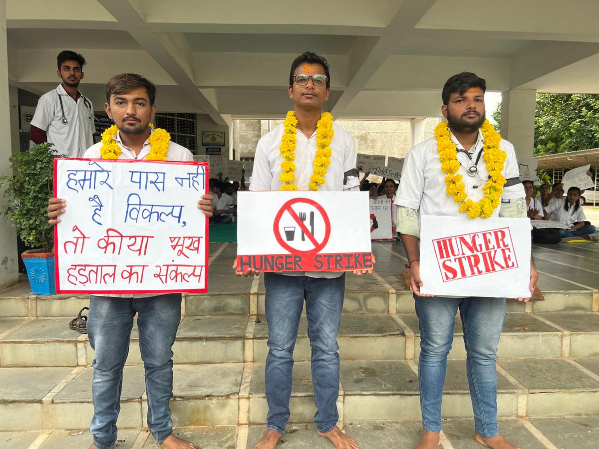 आज दांतीवाडा वेटनरी कोलेज के 3 छात्र भुख हडताल पर बेठे है, #strikeday16 असंवेदनशील सरकार कब तक हमको नजर अंदाज करती रहेगी |जंग भारी है , लडाई जारी है, अब बारी है भुख हडताल की
#increase_guj_vet_stipend 
<a href="/CMOGuj/">CMO Gujarat</a> 
<a href="/sanghaviharsh/">Harsh Sanghavi</a>
<a href="/Bhupendrapbjp/">Bhupendra Patel</a> 
<a href="/KanuDesai180/">Kanu Desai</a> <a href="/RaghavjiPatel/">Raghavji Patel</a> 
<a href="/PRupala/">Parshottam Rupala</a>