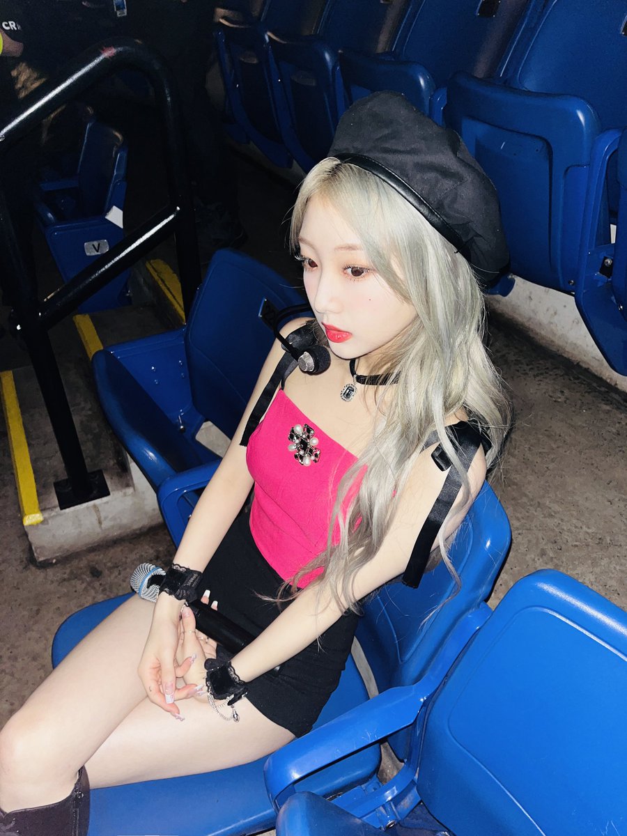 Attention! A tiny bear has been spotted in midst of the venue, she took pictures and later gave them as a present to Orbits. 🐻🎨