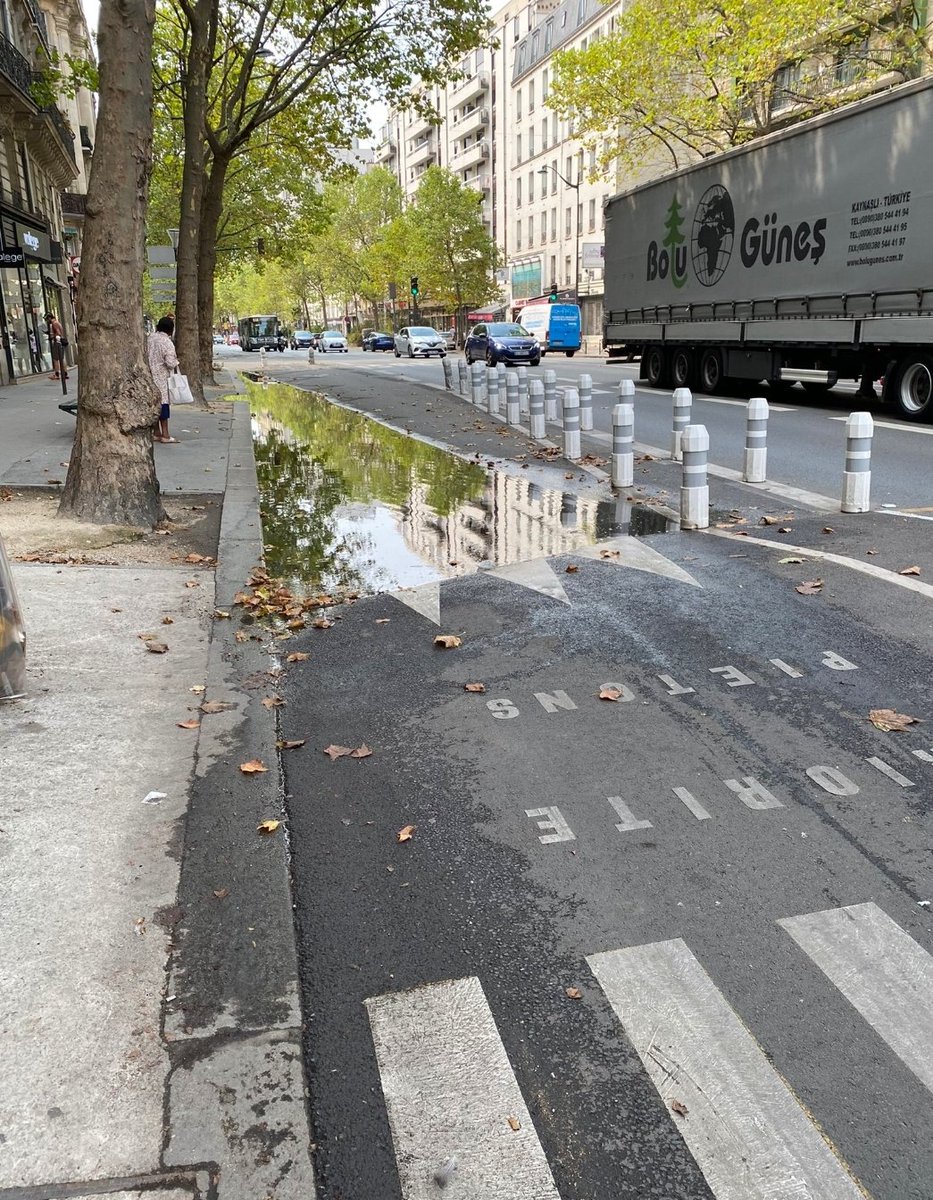 mtwit75's tweet photo. Encore une piste cyclable ratée à #saccageparis. Le marché de maîtrise d'œuvre est pourtant de 8M€ ..  pas grave, on refera  ... (photo @B14Parisienne14) https://t.co/VC9RT88oJm