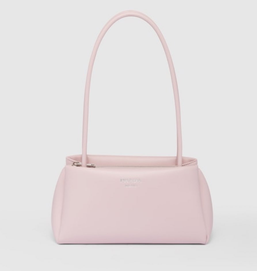 weirderday__'s tweet photo. prada รุ่นใหม่อันนี้คิ้วท์มั่กก👀🤍🩰 เป็น shoulder bag แต่ทำสายสะพายยาวน่ารักโดนใจมาก หนังเรียบนุ่มๆ มี 3 สี ชมพู ขาว ดำ ดีไซน์เรียบๆเลยแต่ดีเทลคือสายยาวเนี่ยแหละ อย่างชอบ 🐇🛋🤌🏻 https://t.co/yWQRl9g1yM