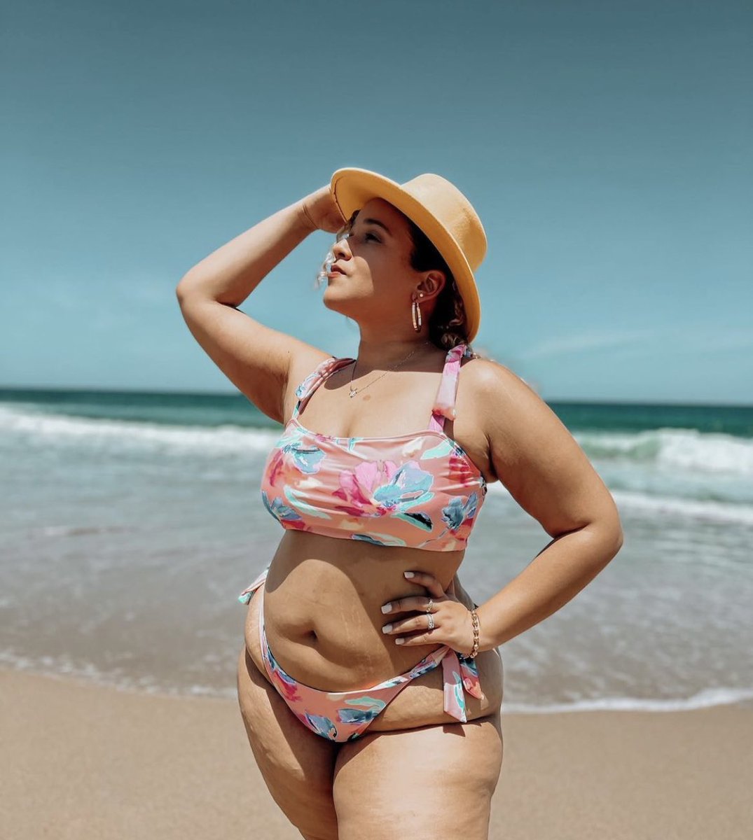 ¡Ningún sueño es demasiado grande y ningún soñador es demasiado pequeño! #curlyhair #curvy #model #vibrantcollection #hat #playa #PuertoRico #beach #curvymodel #modelplus #plussize #outfits
