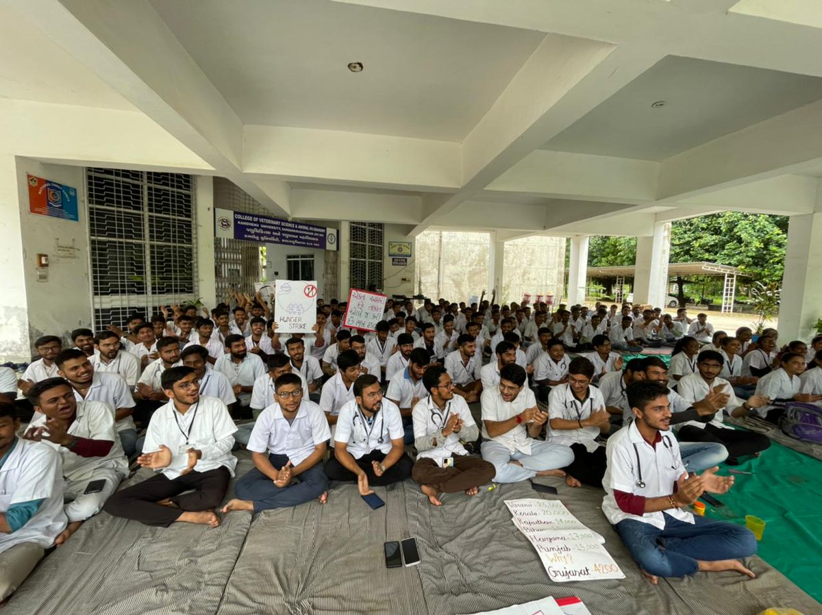 आज दांतीवाडा वेटनरी कोलेज के 3 छात्र भुख हडताल पर बेठे है, #strikeday16 असंवेदनशील सरकार कब तक हमको नजर अंदाज करती रहेगी |जंग भारी है , लडाई जारी है, अब बारी है भुख हडताल की
#increase_guj_vet_stipend 
<a href="/CMOGuj/">CMO Gujarat</a> 
<a href="/sanghaviharsh/">Harsh Sanghavi</a>
<a href="/Bhupendrapbjp/">Bhupendra Patel</a> 
<a href="/KanuDesai180/">Kanu Desai</a> <a href="/RaghavjiPatel/">Raghavji Patel</a> 
<a href="/PRupala/">Parshottam Rupala</a>