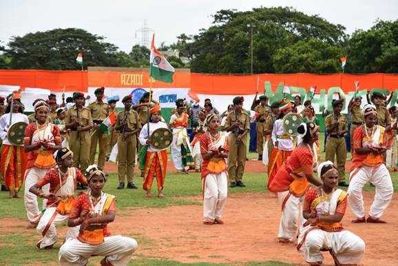 आरआईएनएल में कल स्वतंत्रता दिवस समारोह देशभक्तिपूर्ण उत्साह और जोश के साथ मनाया गया 

आरआईएनएल के सीएमडी अतुल भट्ट ने कल उक्कुनगरम के विशाल तृष्णा मैदान में राष्ट्रीय ध्वज फहराया और सीआईएसएफ जवानों द्वारा दी गई सलामी ली

विवरण: pib.gov.in/PressReleasePa…