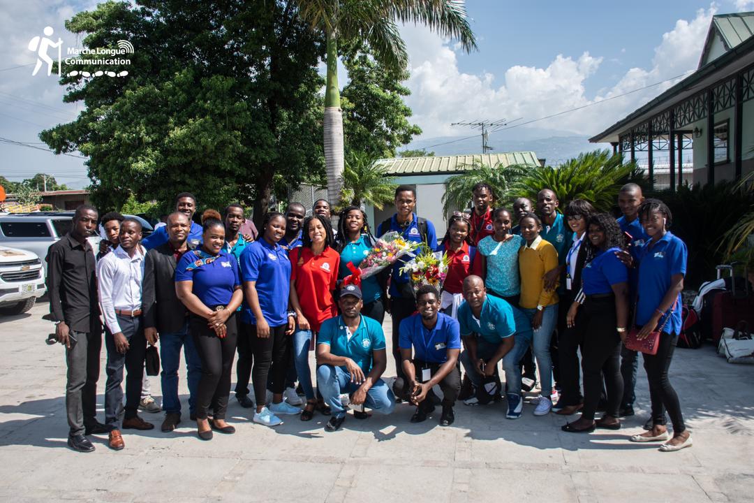 Hier, sous l'initiative de la grande famille de Jacky LUMARQUE, les grenadiers, ères ont été reçus avec Honneur et Mérite à l'aéroport international Toussaint Louverture par Vwa Rezo, Fòs Jenès et l'Université Quisqueya.
Avec beaucoup de fierté !
#ChessOlympiad2022 
#Haiti