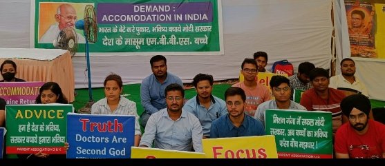 HarshGoel__'s tweet photo. Every child has the right to education as much as to life! How many more days do GOI need? We r confused about our future.@PMOIndia are u not bothered about our life? Your one late decision can take thousands of students' life. Please #saveukrainefmgs by #AccomodationInIndiaOnly https://t.co/aw64IlN1J0
