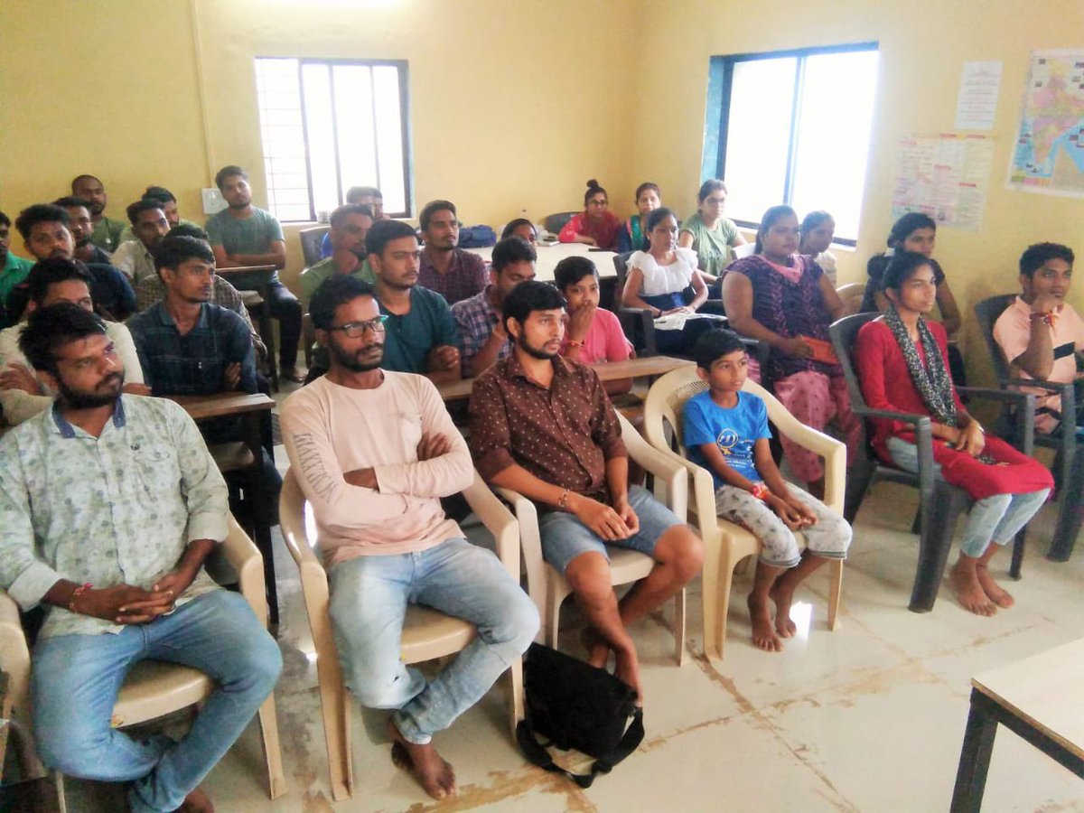 તાપી જિલ્લાના ડોલવણ તાલુકાનાં ઉમરવાવદૂર ગામ ખાતે આવેલી શ્રી કોટલા મહેતા ચૌધરી પબ્લિક લાયબ્રેરી ખાતે સ્પર્ધાત્મક પરીક્ષાની તૈયારી કરતા યુવાનોને માર્ગદર્શન આપ્યું હતું.એમને મૂંઝવતા પ્રશ્નોના જવાબ આપ્યા હતા.અને e-FIR સાયબર ક્રાઇમ પોક્સો એકટ મહિલાઓ સંબંધિત કાયદાઓ અંગે માહિતી આપી હતી.