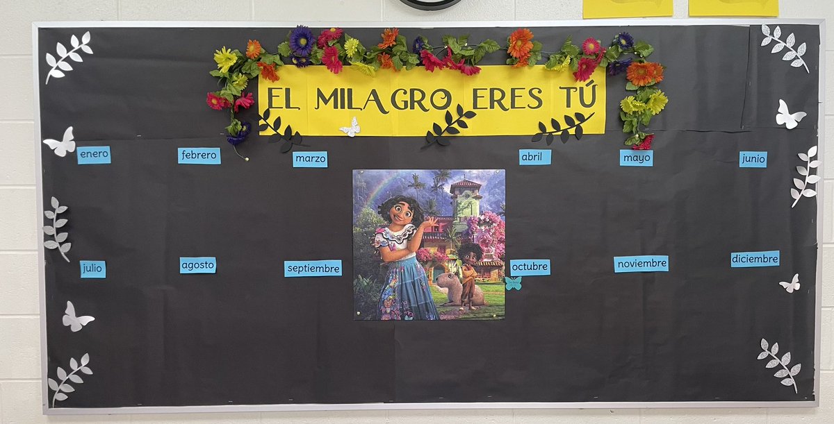 SraBecker18's tweet photo. Twas the night before…meeting the next few hundred students I will have the opportunity to influence and love! Suerte to all my teacher friends! #WEareLakota @FirebirdTweets @LakotaSuper  @SD_LODI #clasedeespañol https://t.co/9JwEQLXMOg