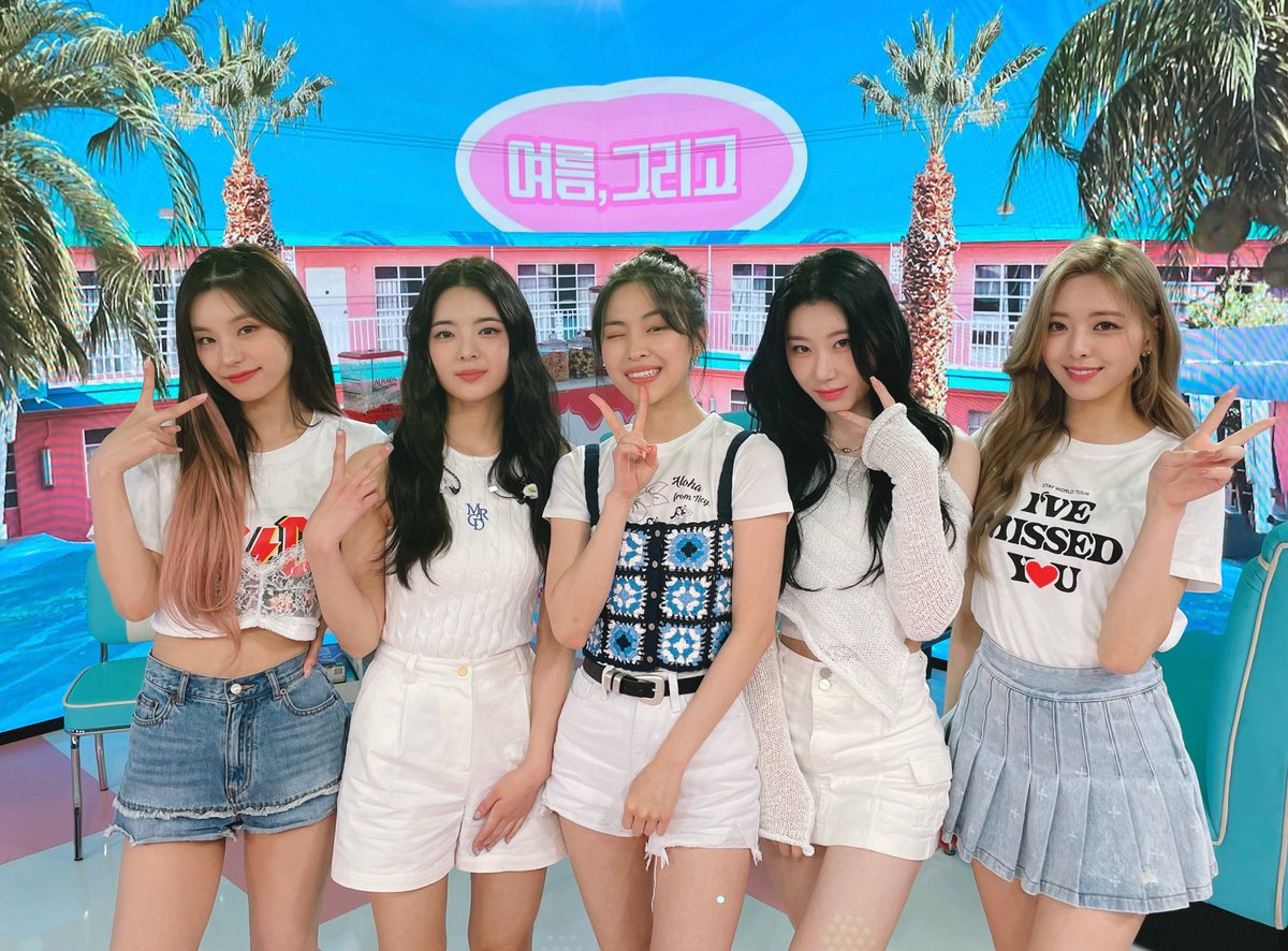 GLITZYTALE's tweet photo. ⠀
𝐆𝐋𝐈𝐓𝐙𝐘 𝐔𝐏𝐃𝐀𝐓𝐄
━━━━━━━━━━━━
ITZY "DOMINO" @ NAVER NOW
#Athla #Deqber #Cali #Chaeryi #Adelyn
⠀ https://t.co/OuSNdvDRCU