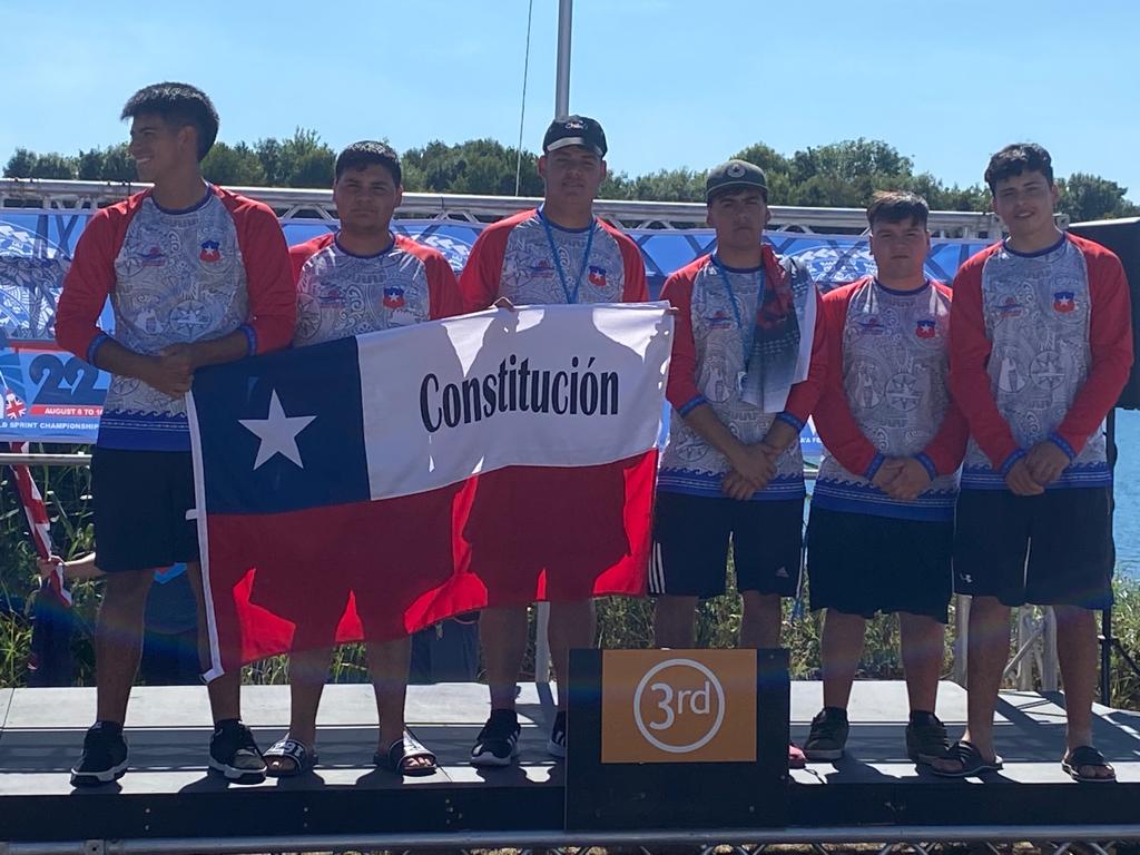 wale_arq's tweet photo. Equipo de jovenes Chilenos de Constitución gana 3° lugar en canotaje polinésico en Londres!!! Una historia de esfuerzo q nos enorgullece como chilenos @CHVNoticias @claudiobustios https://t.co/vw5ZMEBspI