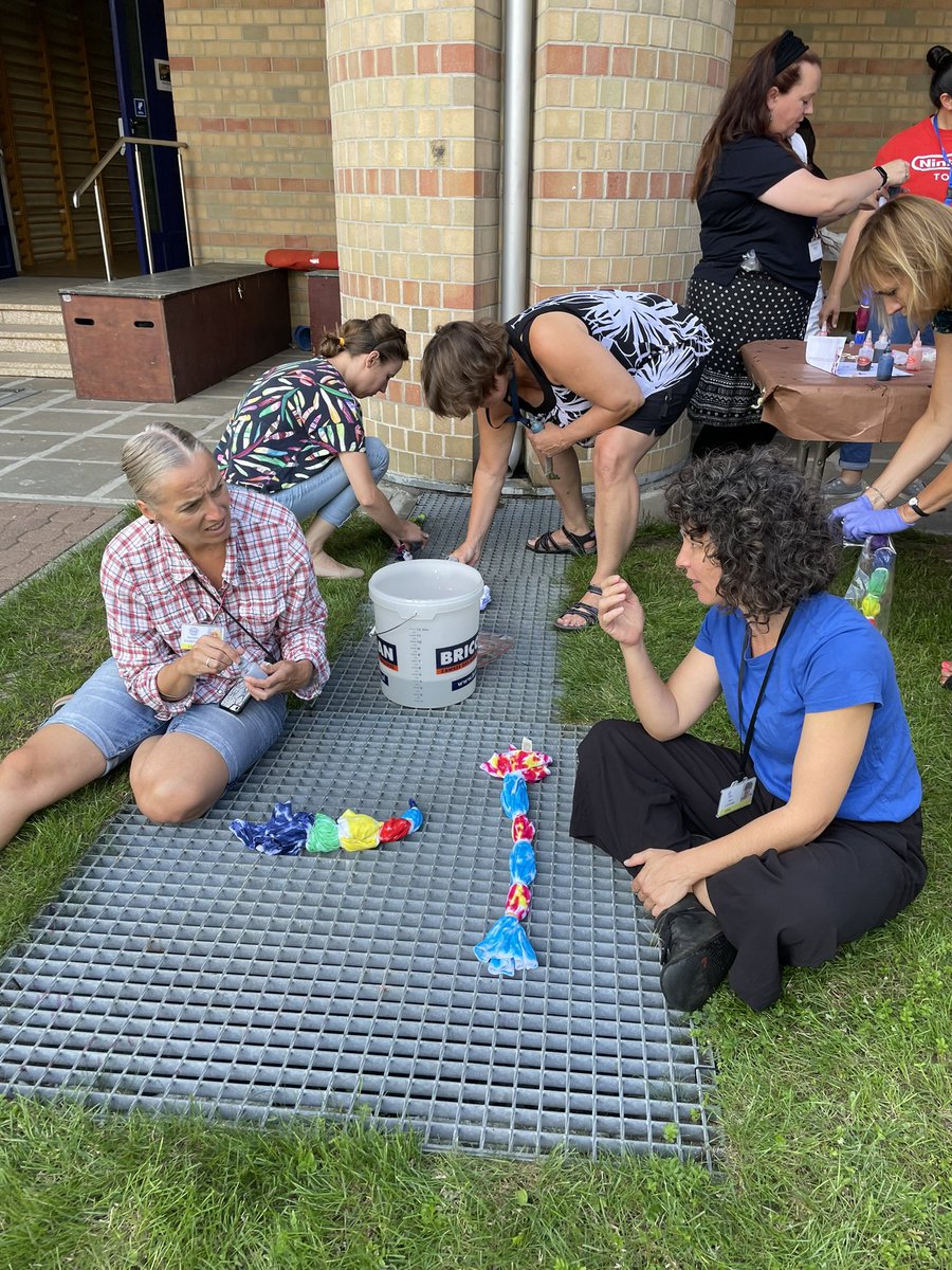 FUN encourages communication and collaboration… Loved connecting with ES staff during our tie-dying session @ASW_Warsaw #makespaceforfun #wellbeing