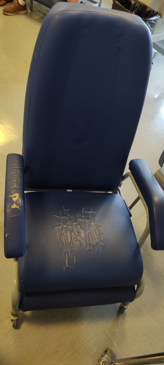 Selu791's tweet photo. @MVTARDE En el hospital de cruces hay 2 sillones en una sala de neonatos para 10 niños y las madres tienen que dar el pecho en sillas, esto os parece cuidados al paciente, en las habitaciones hay 2 por paciente . Ya he mandado quejas y siguen sin llegar os pido difusión gracias https://t.co/tdSpZgwQXu