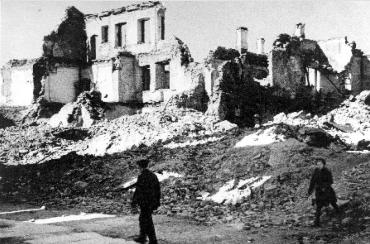 Removal of the Soviet tank monument in Narva, Estonia. August 16, 2022. Why? A picture of Narva in 1939 and  1945 after these tanks "liberated" it.
