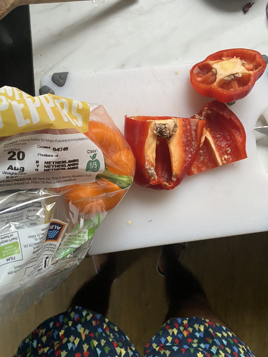 Dan66354519's tweet photo. @AldiUK bought the same day and very rotten. https://t.co/CpwItzaqYe