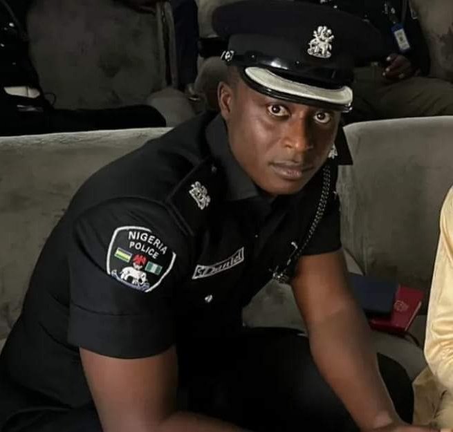 DeeOneAyekooto's tweet image. Daniel Amah, the Police Officer Who Rejected 200,000 Dollars To Compromise A Robbery Case.