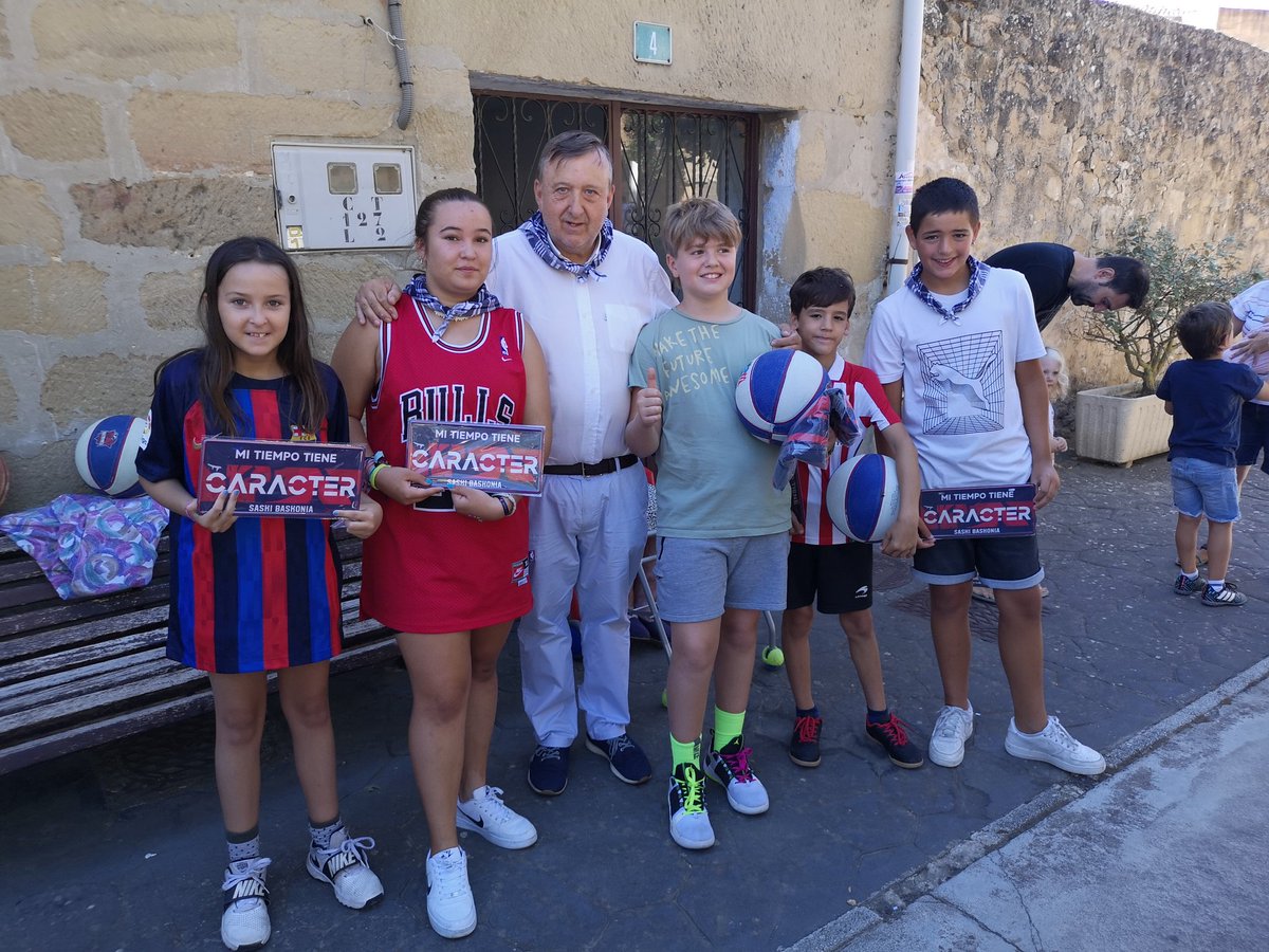 baskonistasLeza's tweet photo. Campeonato de triples Txiki de San Roque, finalistas y ganadores con el alcalde de Leza José Antonio Suso, regalos cortesía de @Baskonia https://t.co/5lrDfsp18j