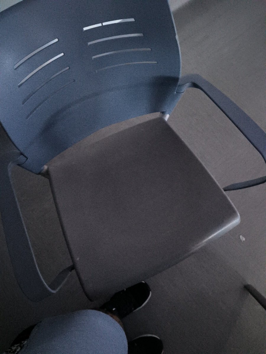 Selu791's tweet photo. @MVTARDE En el hospital de cruces hay 2 sillones en una sala de neonatos para 10 niños y las madres tienen que dar el pecho en sillas, esto os parece cuidados al paciente, en las habitaciones hay 2 por paciente . Ya he mandado quejas y siguen sin llegar os pido difusión gracias https://t.co/tdSpZgwQXu