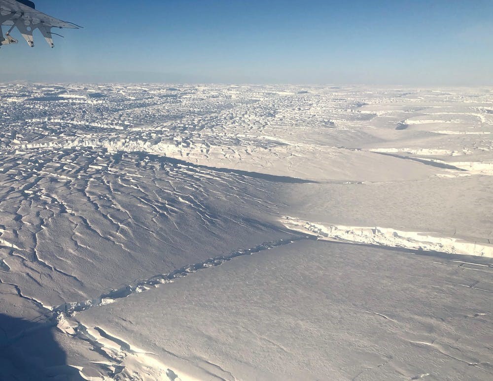KNMI's tweet photo. De breedste gletsjer ter wereld - de Thwaites gletsjer in Antarctica - voert in rap tempo ijs af naar zee. Doordat deze afvoer sneller is dan de gletsjer kan aangroeien, draagt de gletsjer bij aan de #zeespiegelstijging aan de NL kust. https://t.co/aHVfslwBAo #klimaatbericht https://t.co/T7e2WEPoGg