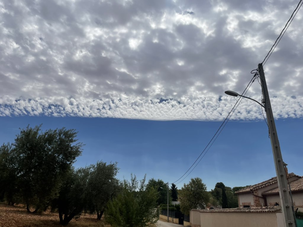 elpichi_19's tweet photo. @tiempobrasero en Santa Cruz de Múdela, no sabemos si la tormenta va o viene! 🤦🏼‍♂️ https://t.co/axAYKaQmo7