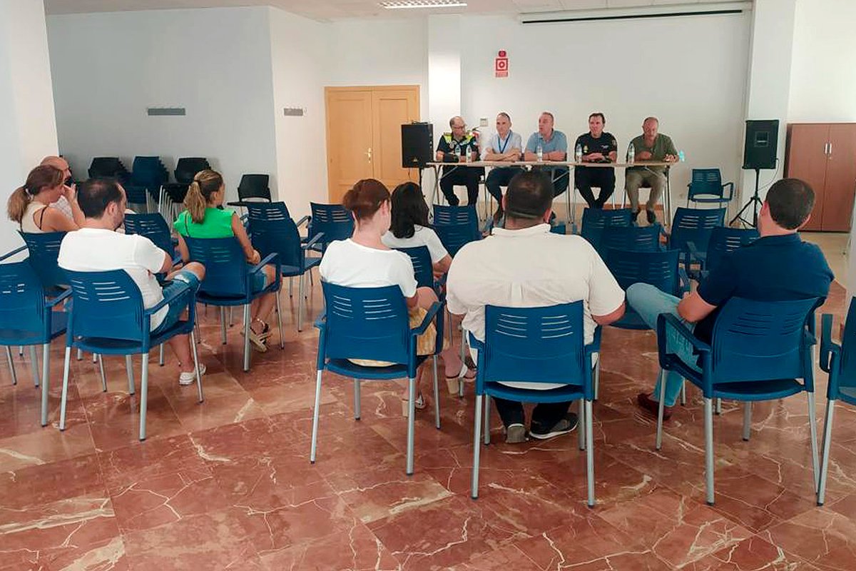 AytoAntequera's tweet photo. 💉 #Antequera desarrolla una acción formativa sobre la prevención de pinchazos de sumisión química entre representantes de casetas y feriantes

ℹ️ Más información:
https://t.co/zgvumBmYqJ

Contigo #HacemosCiudad 
#NiDeBroma https://t.co/QiRyhXcFOF