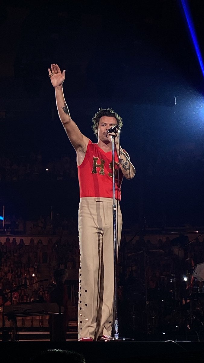 harryIotoutfits's tweet photo. Show N24: Toronto, Canada (First show of the North American leg)
Wearing: Gucci
15.8.22
#HarryStylesOutfits
#LoveOnTourToronto
#harrystylestoronto 💗❤️✨
©️: owner https://t.co/ymW9sZZvtV