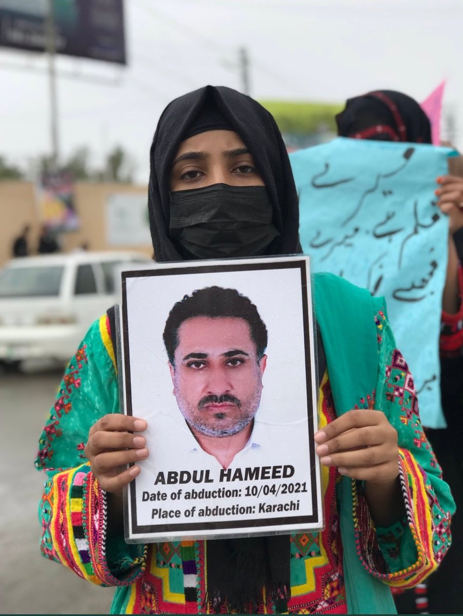 Aimabaloch982's tweet photo. بلوچستان جہاں بچے اپنے والد کے محبت سے محروم روڈوں پر زندگی گزارنے پر مجبور ہیں تاکہ وہ اپنے والد کے ساہے کو بچا سکیں۔ @saeeda_hameed ان ہزاروں بلوچوں میں ایک ایسی لڑکی ہے جو شاید آج سے پہلے کبھی کوئٹہ آہی ہی نہیں اور اپنے بابا کے با حفاظت بازیابی کے لئے اس کرب سے گزر رہی ہے۔ https://t.co/2yNkpgpRJO
