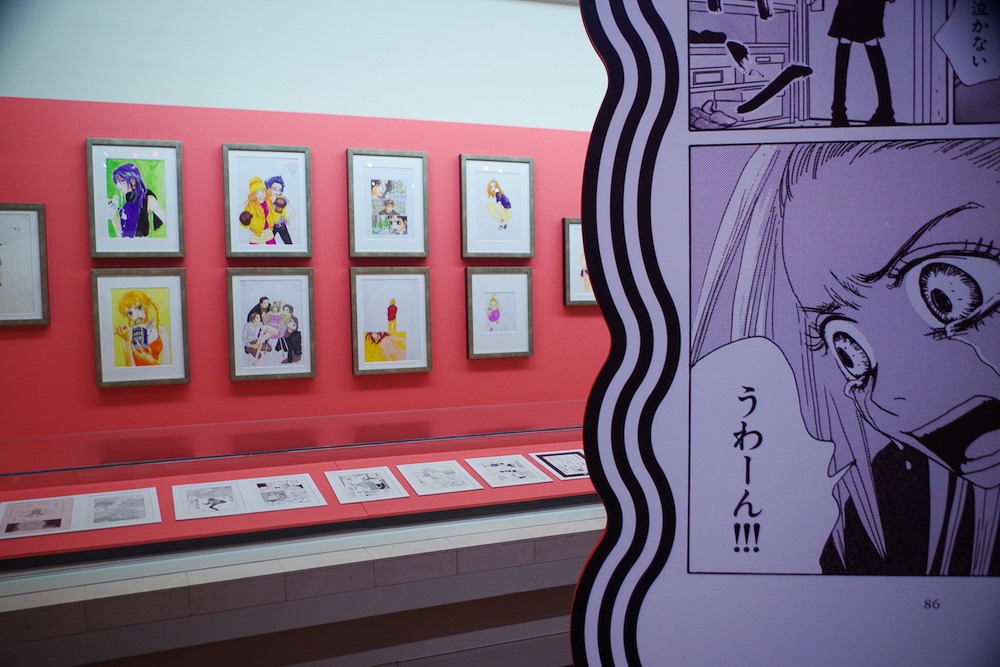 来月9月10日〜開催される
#安野モヨコ展 #ANNORMAL 
@金沢21世紀美術館✨

#ハッピー・マニア の
カラーイラストや原稿も
たくさん展示されます💞

平成の恋愛漫画バイブルの
思い出に浸ってみてください〜😆

※写真は世田谷開催時のものです

(スタッフ) 