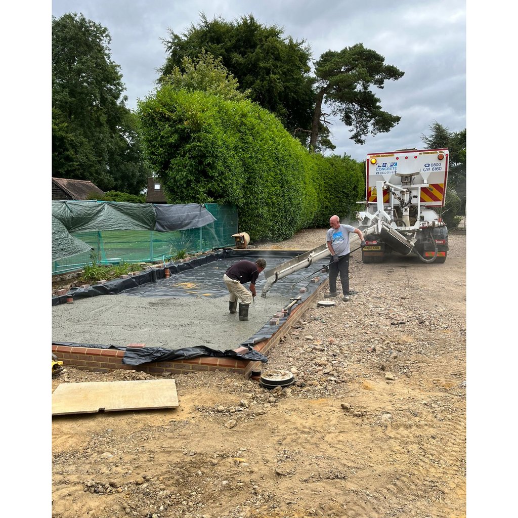 mstrmixconcrete's tweet photo. πΈ A cheeky straight pour for an external slab in Rickmansworth
#MastersOfTheMix #onthetools #construction #building #structure #concretepumping #concrete #constructionlondon #workbootson #tradetalk #London #concretelinepump #linepump https://t.co/u6adLfBmnO