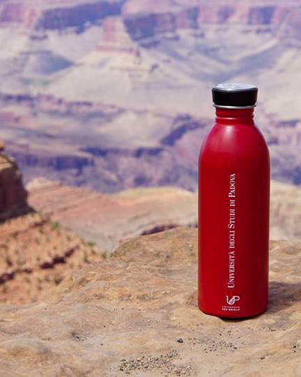 UniPadova's tweet photo. 🌎 Le nostre borracce #Unipd in giro per il mondo!
Da Capo Nord a Cabo da Roca, dalla Patagonia al Grand Canyon: la nostra borraccia è la compagna perfetta in tutti i tuoi viaggi, la puoi trovare nel nostro #UnipdStore #UniPadovaSostenibile https://t.co/0g2ez2pBNQ