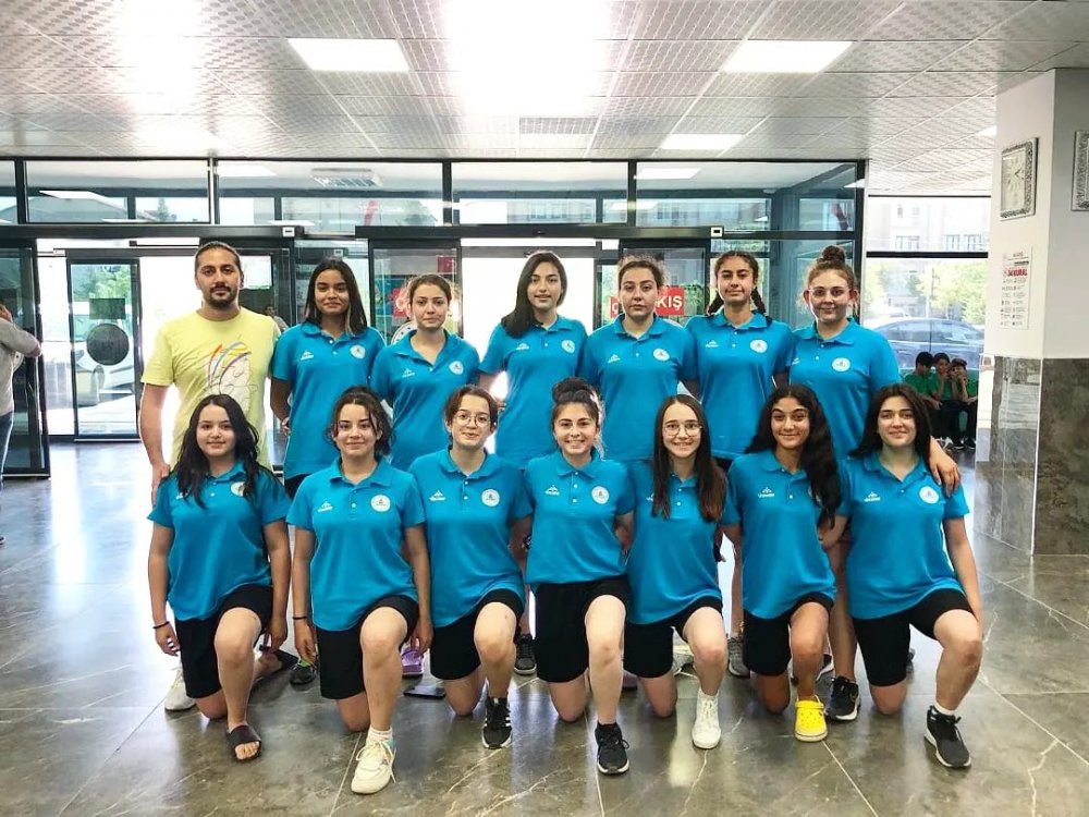 GSB_Nevsehir's tweet photo. Nevşehir Gençlik ve Spor İl Müdürlüğü Su Topu Takımı, Mersin’de düzenlenen U17 Kadınlar Bölgesel Lig Müsabakaları sonucunda şampiyonluğa ulaşarak 2. Lige yükseldi.@kasapoglu @gencliksporbak https://t.co/nA9ajIqhxO