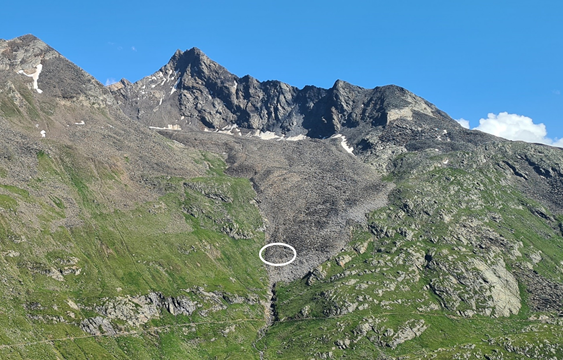 3DGeoHD's tweet photo. Update: First #datacheck following the 2022 #rockglacier #fieldcampaign: Where is the ridge?🧐
There used to be a distinct ridge just above the rock glacier's steep front. Seems it has almost disappeared now (see side views of cross sections through TLS point clouds 2019-22) https://t.co/zn4lzyiiI5