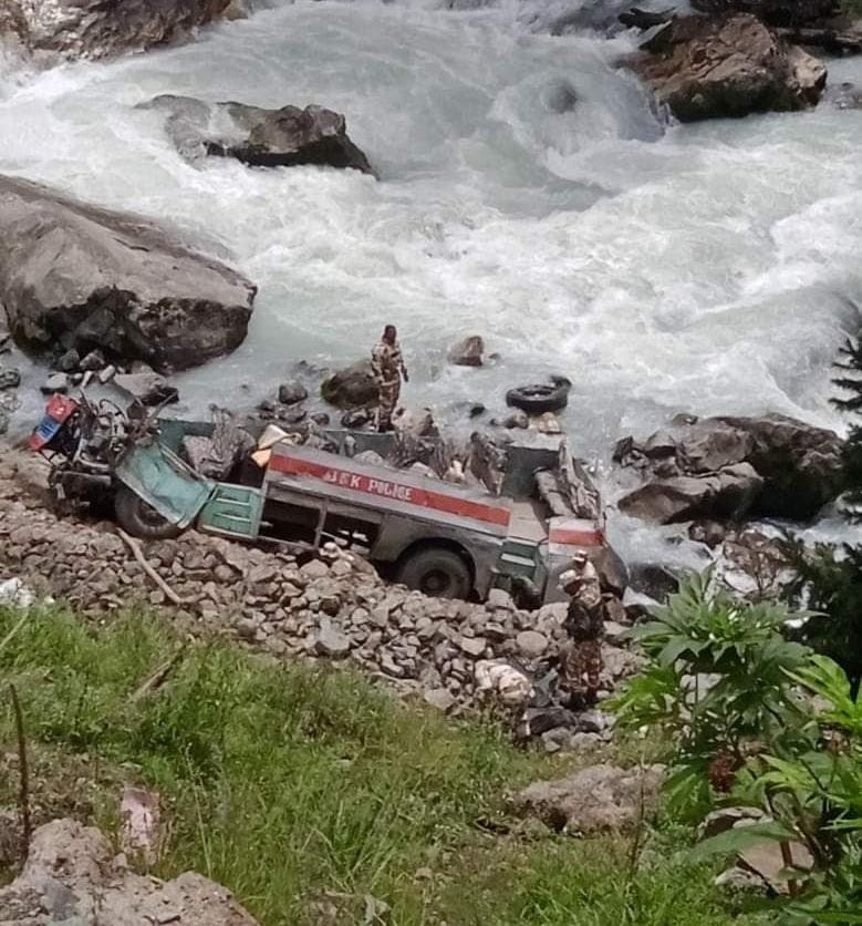 sumit_tyagi_001's tweet photo. Very Sad News 😔

Bus carrying 37 ITBP personnel and two J&amp;K Police personnel falls into 200ft deep riverbed in #Pahalgam. 6 jawans attained #Veergati and several injured. 
#ITBPJawans
#Pahalgam
#IndianArmyPeoplesArmy ओम शांति 🕉️ Prayers for the injured 🙏 https://t.co/VevYR9XXjj