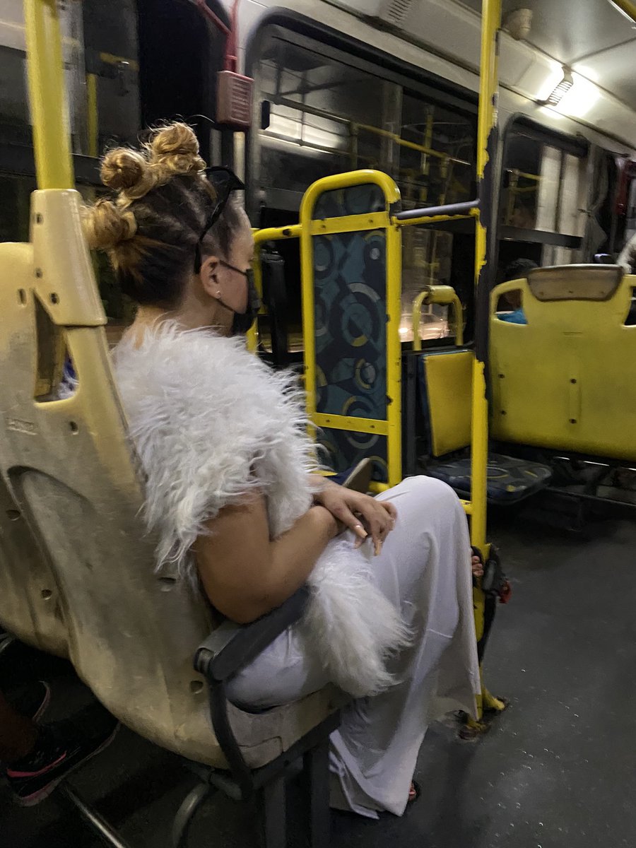 cudegracah's tweet photo. ouvindo alien superstar no onibus.. im too classy for this world.. https://t.co/fHB7DFSMRL