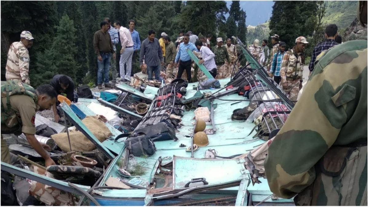sumit_tyagi_001's tweet photo. Very Sad News 😔

Bus carrying 37 ITBP personnel and two J&amp;K Police personnel falls into 200ft deep riverbed in #Pahalgam. 6 jawans attained #Veergati and several injured. 
#ITBPJawans
#Pahalgam
#IndianArmyPeoplesArmy ओम शांति 🕉️ Prayers for the injured 🙏 https://t.co/VevYR9XXjj