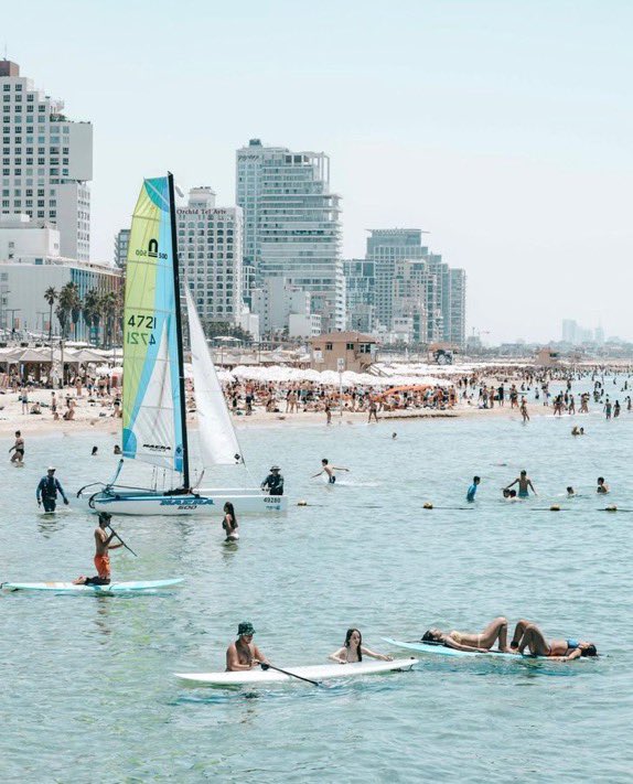 في ايام الصيف يستقطب ساحل البحر في تل ابيب – إسرائيل السكان على اختلاف اعمارهم للعوم
