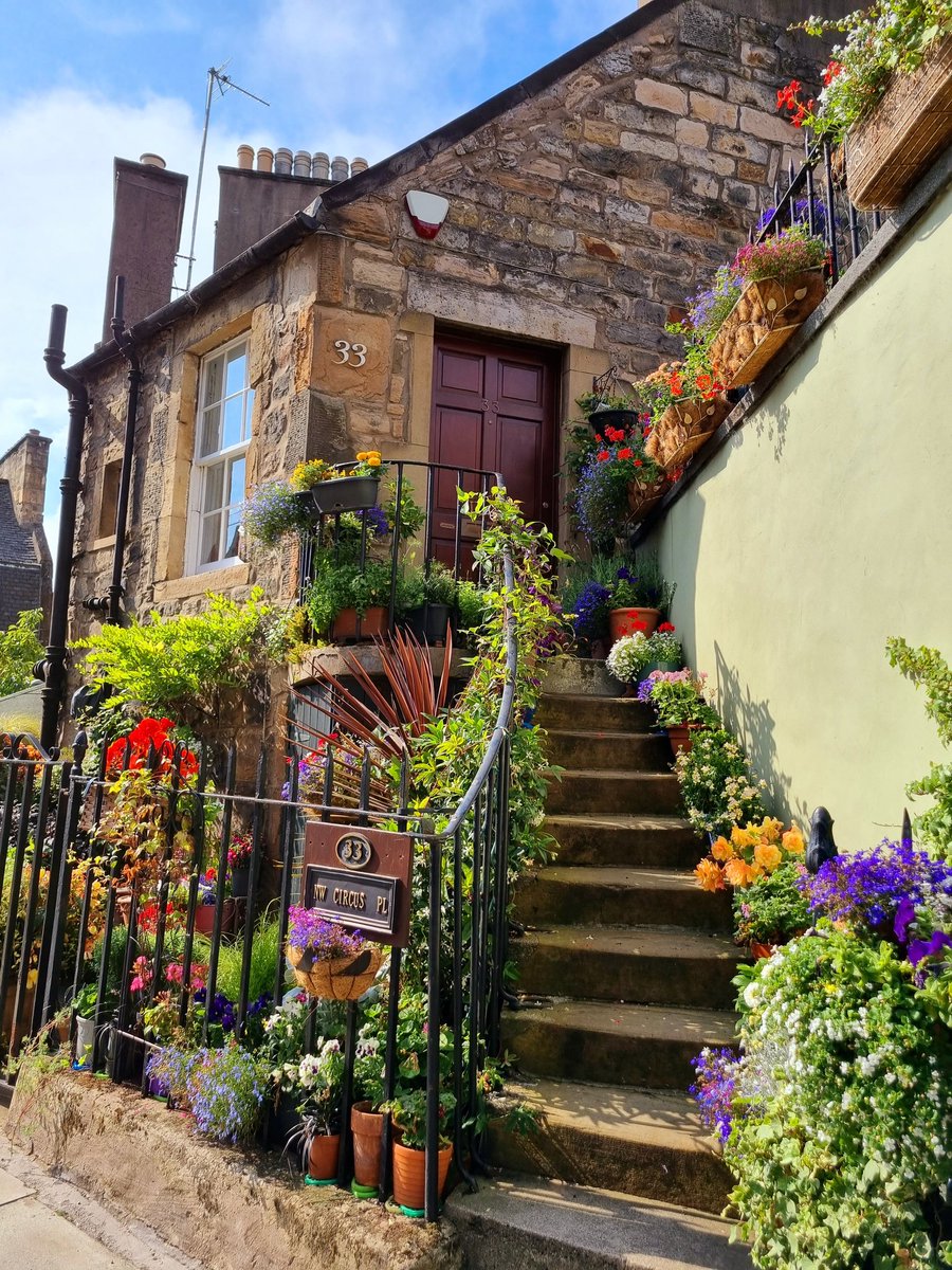 One of the most photographed front gardens in Edinburgh!
#Edinburgh #garden #photo #city #Travel #EdinburghFringe