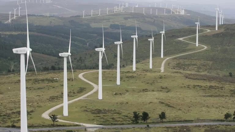 Queremos que se defina a ampliación da Rede Natura antes de colocar eólicos en zonas que saben que deberían selo, so para garantir os lucros destes xigantes eléctricos.
 Lugares coma O Cabazo, Sembra, Berdoias, Pena dos Mouros, Monte Chan, Soesto e As Salgueiras, Monte Neme