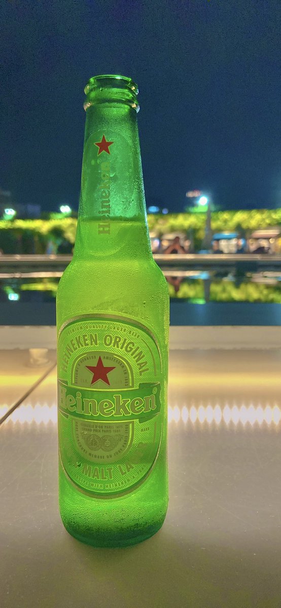 いつぞやのHeineken🍺

透けるグリーンがきれいで好きな一枚。

さっぱりとした飲み口で苦味も少ないからコクコク飲める。
夏限定でビールきらいじゃなくなります。😆