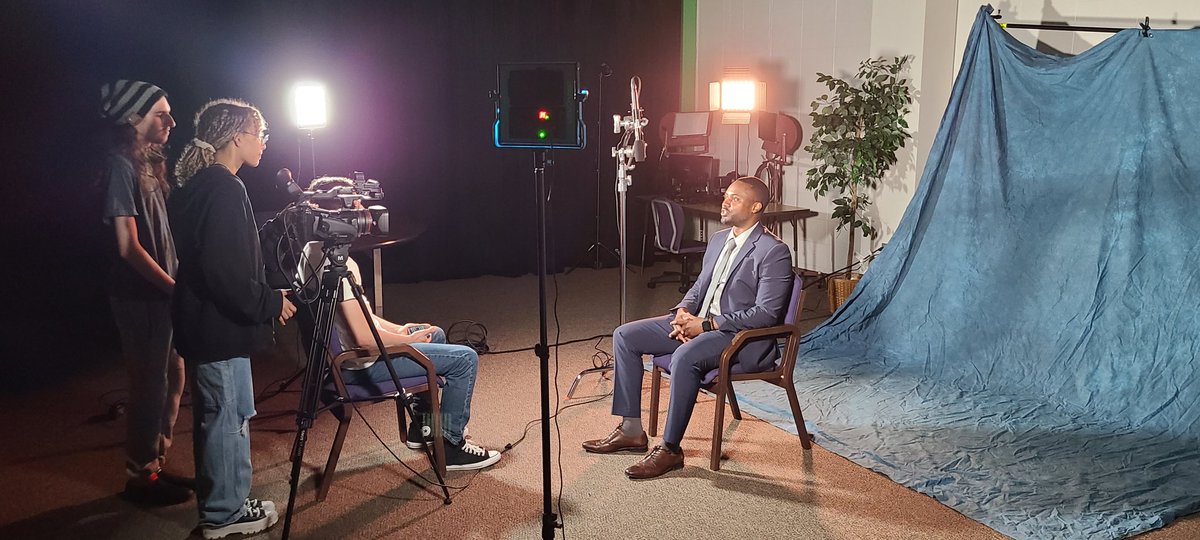 HHS_Television's tweet photo. My Advanced AV students got a chance to sit down with @HumbleISD_HHS principal @MrCosby_HHS! Thank you Mr. Cosby for taking the time out of your busy day to do this! @HumbleISD @HumbleISD_CTE #HHSNEXTLEVEL #WeDoThis #FindYourDiscipline #WildcatSpotlight https://t.co/Rri9Htoe5Q