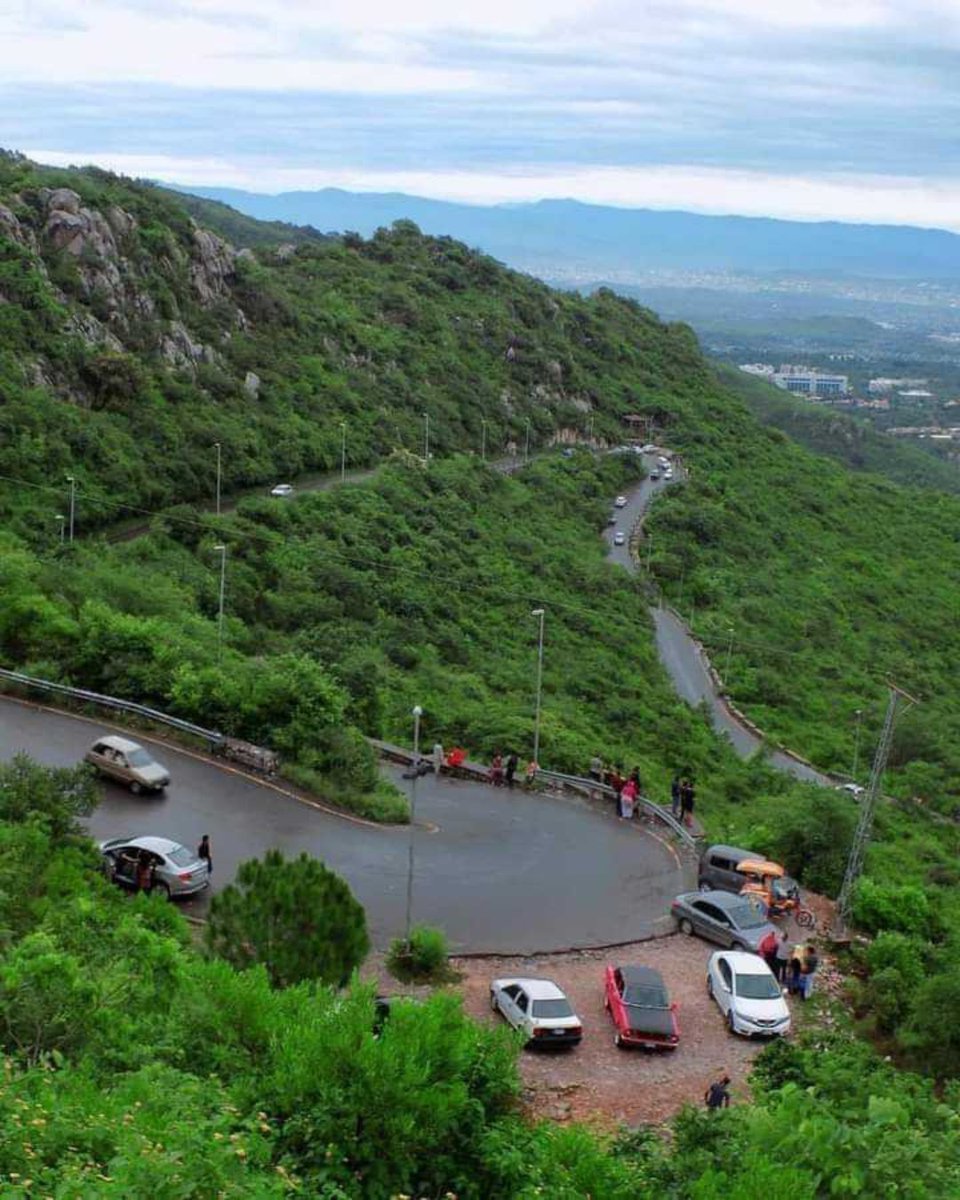 LovinIsloo's tweet photo. The scenic Margalla Hills of Islamabad! 😍⛰

📸: @Tourism_In_Park

#LovinIsloo #LovinPk #POTD #PhotoOfTheDay #Beautiful #Nature #Islamabad #Isloo #Monsoon #Rainfall #Sunny #Mornings #Nights #Pakistan #Views #Sky https://t.co/9uJlh0G6xR