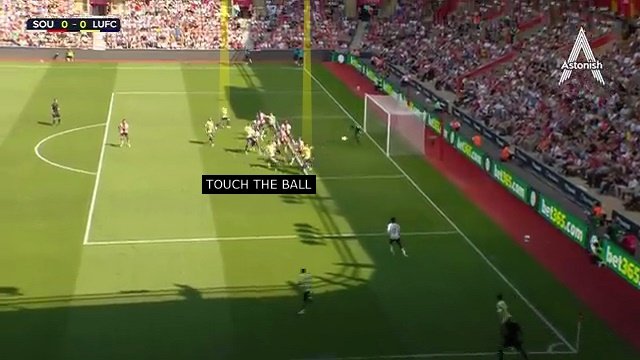 mazenpeanalysis's tweet photo. الكرة اتلعبت وراح اول واحد للقائم القريب ولمس الكره علشان تروح للاعب صاحب السبوت الاصفر في اخر الكادر!
#2 https://t.co/eusqzK9m8w