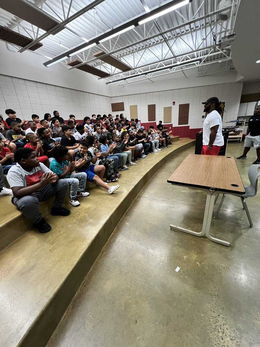 Bert_Stewart685's tweet photo. @IrondaleCom Fourth and fifth grade boys welcomes all time great running back Mr. Trent Richardson! @jdstewart64 Irondale youth football program. @JEFCOED @Bert_Stewart685 @mooveintomath @DrelleGee @grantswoodcs #CommunityUplift https://t.co/RFsDK1Ixup