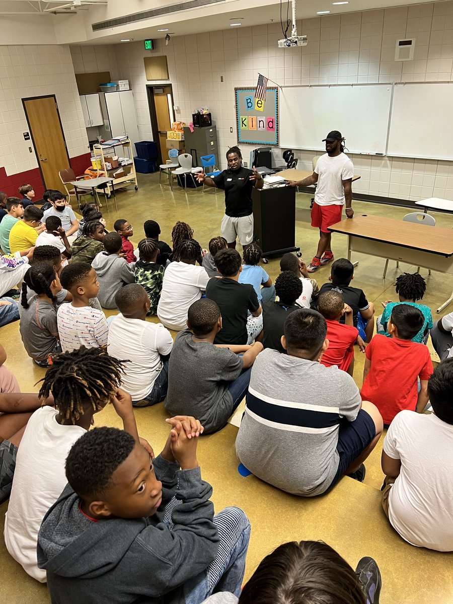 Bert_Stewart685's tweet photo. @IrondaleCom Fourth and fifth grade boys welcomes all time great running back Mr. Trent Richardson! @jdstewart64 Irondale youth football program. @JEFCOED @Bert_Stewart685 @mooveintomath @DrelleGee @grantswoodcs #CommunityUplift https://t.co/RFsDK1Ixup