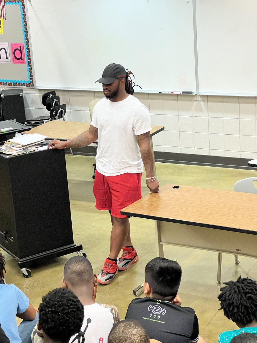 Bert_Stewart685's tweet photo. @IrondaleCom Fourth and fifth grade boys welcomes all time great running back Mr. Trent Richardson! @jdstewart64 Irondale youth football program. @JEFCOED @Bert_Stewart685 @mooveintomath @DrelleGee @grantswoodcs #CommunityUplift https://t.co/RFsDK1Ixup